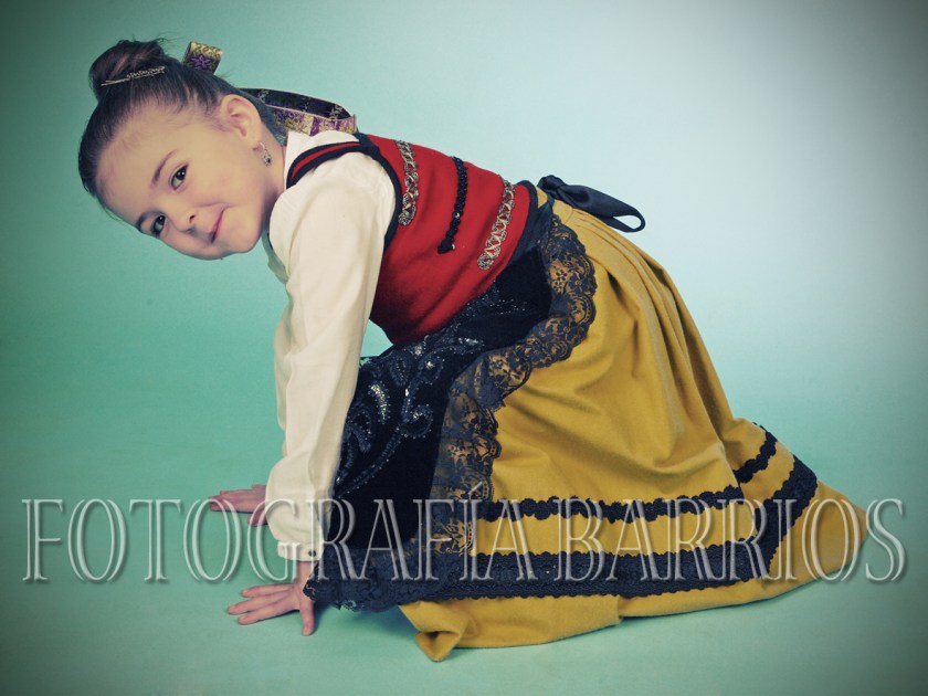 fotografía niña traje regional